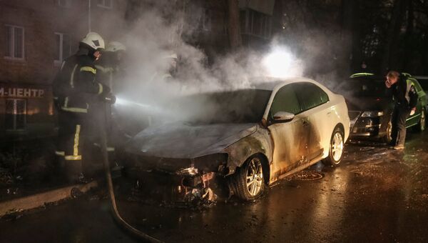 Пожарные тушат автомобиль неподалеку от посольства России в Киеве