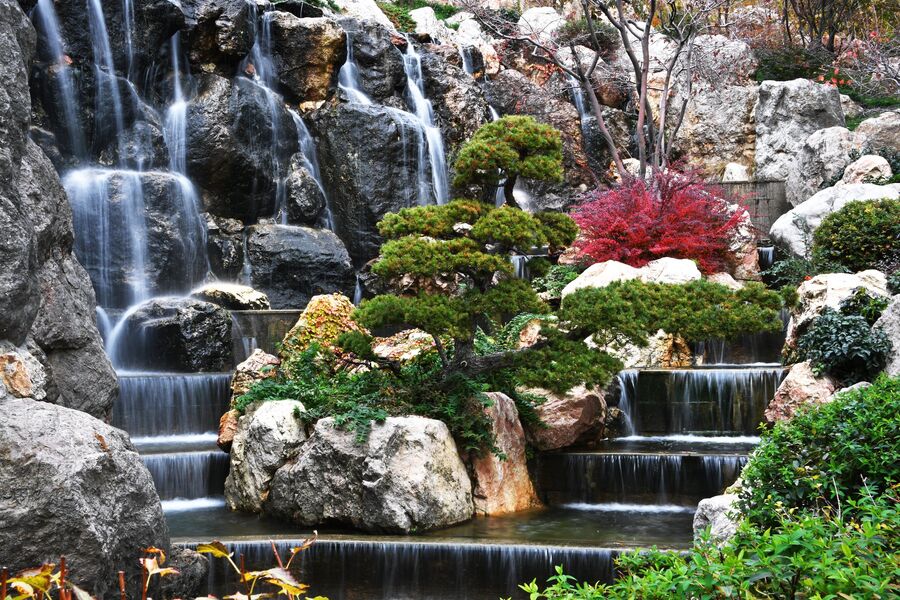 Водопад в открывшемся Японском саду на территории парка Айвазовское
