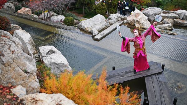 Артистка выступает на открытии Японского сада на территории парка Айвазовское