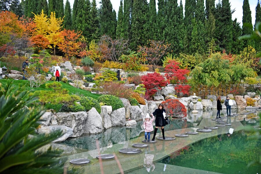 Посетители на открытии Японского сада на территории парка Айвазовское