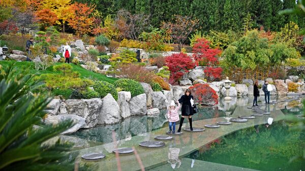 Посетители на открытии Японского сада на территории парка Айвазовское