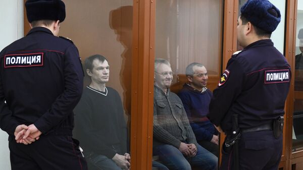 Активисты запрещенного в РФ движения Артподготовка во время заседания в Московском окружном военном суде