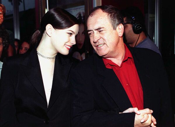 Актриса Лив Тайлер и режиссер Бернардо Бертолуччи на премьере фильма Ускользающая красота. 1996 год