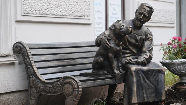 Памятник героям фильма Собачье сердце работы скульптора Игоря Сенина, открытый на Моховой улице в Санкт-Петербурге в честь 30-летнего юбилея кинофильма. 26 ноября 2018