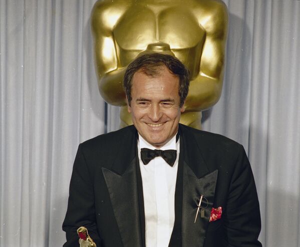 Режиссер Бернардо Бертолуччи на церемонии вручения премии Оскар за фильм Последний Император.  29 апреля 1988 года