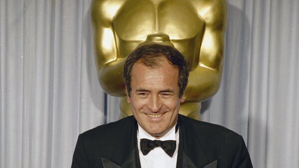 Режиссер Бернардо Бертолуччи на церемонии вручения премии Оскар за фильм Последний Император.  29 апреля 1988 года