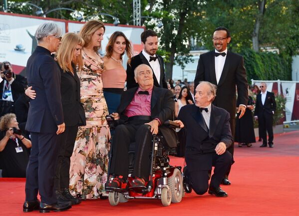 Кинорежиссер и драматург Бернардо Бертолуччи с членами жюри на церемонии закрытия 70-го Венецианского международного кинофестиваля