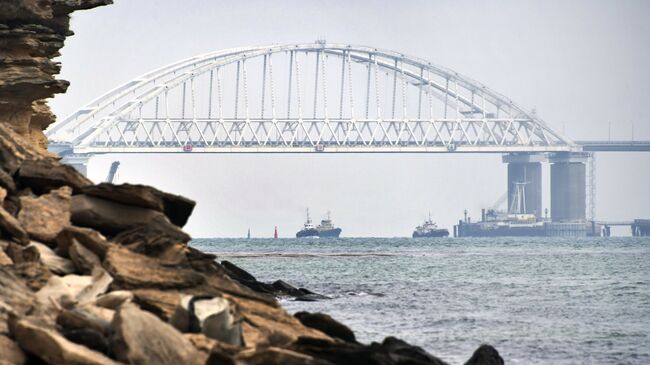Суда проходят под аркой Крымского моста
