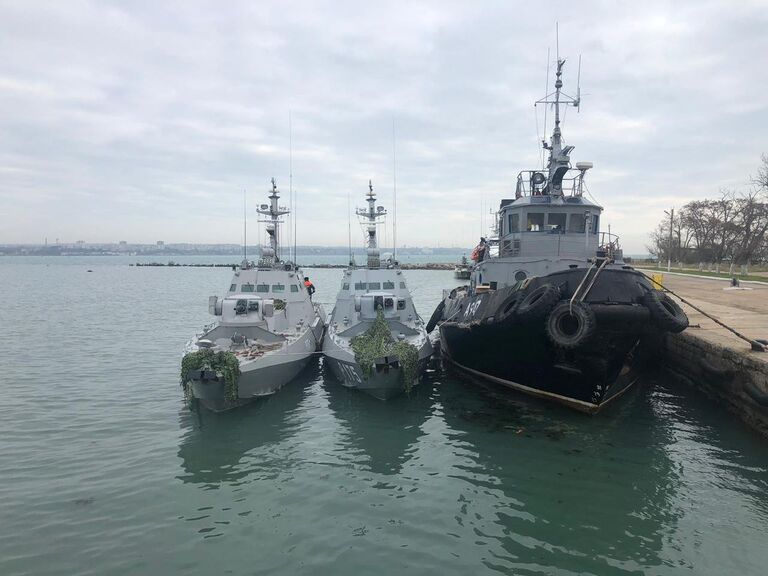 Корабли ВМС Украины, задержанные пограничной службой РФ за нарушение государственной границы России, в порту Керчи Корабли ВМС Украины, задержанные пограничной службой РФ за нарушение государственной границы России, в порту Керчи