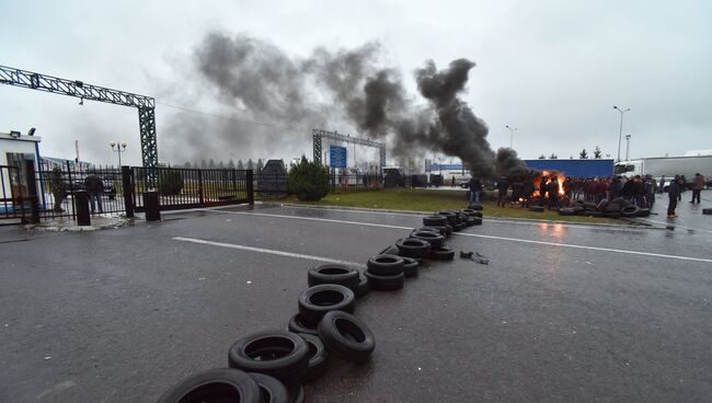 Владельцы автомобилей с иностранной регистрацией жгут автомобильные покрышки на украинско-польской границе во Львовской области. 26 ноября 2018