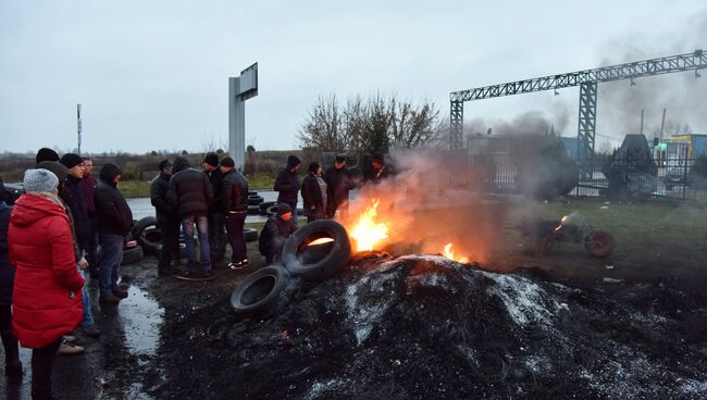 Владельцы автомобилей с иностранной регистрацией жгут автомобильные покрышки на украинско-польской границе во Львовской области. Архивное фото