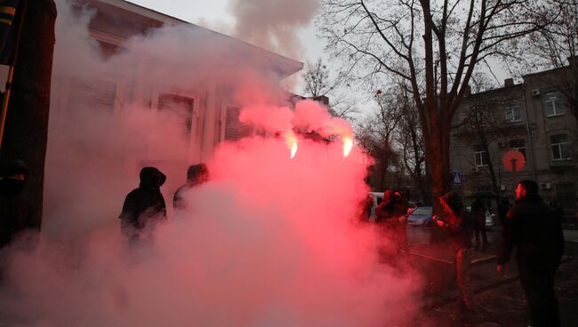 Участники акции у здания консульства России в Харькове, Украина. 26 ноября 2018