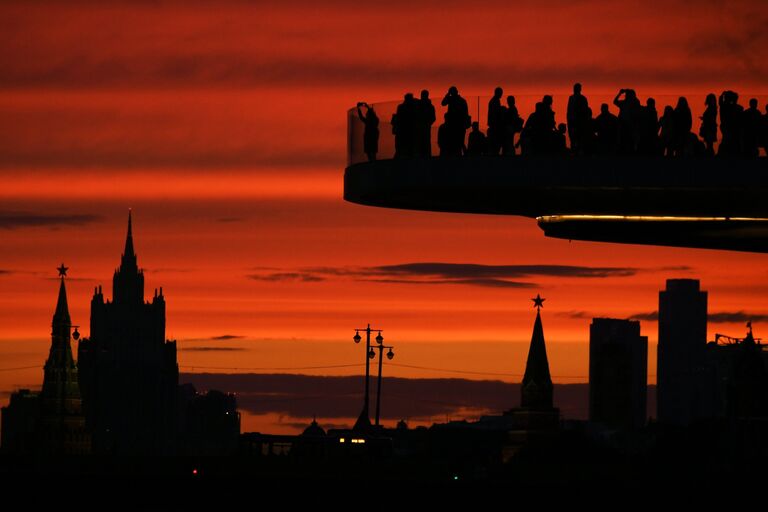 Посетители на Парящем мосту в природно-ландшафтном парке Зарядье в Москве