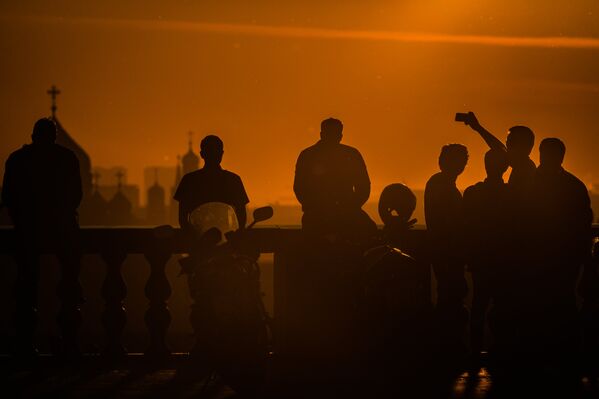 Горожане встречают рассвет на смотровой площадке на Воробьевых горах в Москве
