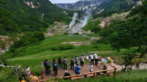 Туристы на смотровой площадке в Долине Гейзеров в Кроноцком государственном природном биосферном заповеднике на Камчатке