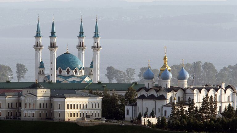 Вид на Мечеть Кул Шариф (слева) и Благовещенский собор (справа), расположенные на территории Казанского Кремля, со смотровой площадки отеля Ривьера