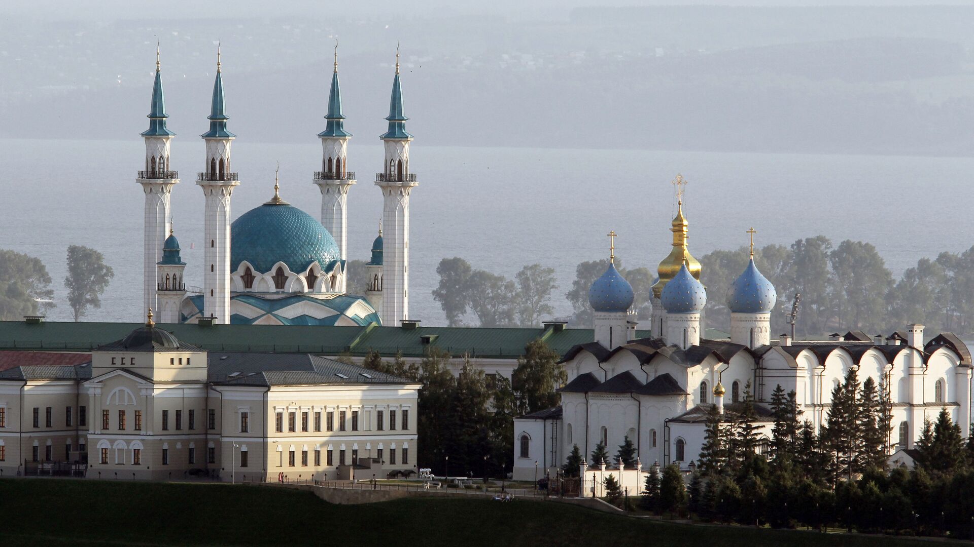 Вид на Мечеть Кул Шариф (слева) и Благовещенский собор (справа), расположенные на территории Казанского Кремля, со смотровой площадки отеля Ривьера - РИА Новости, 1920, 07.10.2021