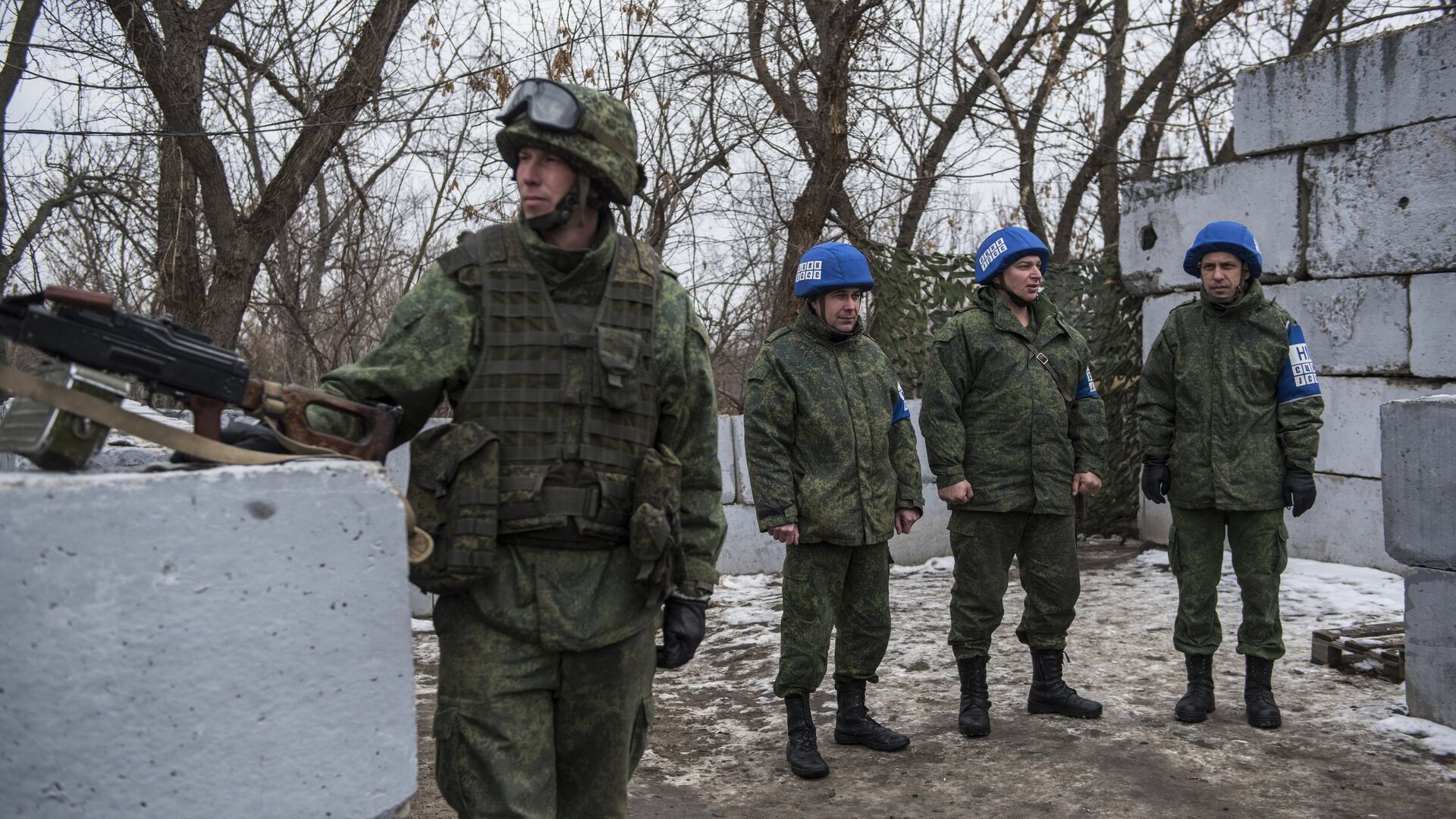 Военнослужащий ЛНР и наблюдатели ОБСЕ на контрольно-пропускном пункте  - РИА Новости, 1920, 10.11.2020