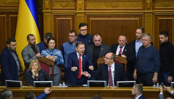 Лидер Радикальной партии Олег Ляшко с однопартийцами на заседании Верховной рады Украины. 26 ноября 2018