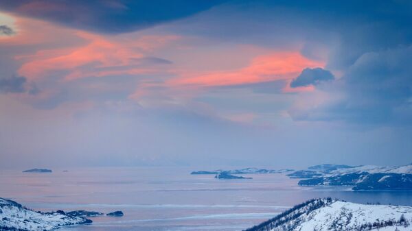 Вид на пролив Малое море озера Байкал на закате со смотровой площадки у памятника бродяге по трассе Иркутск - МРС (Маломорская рыбная станция)