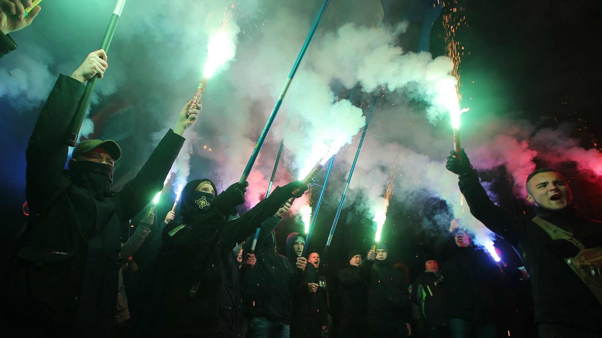 Украинские националисты проводят митинг возле Верховной рады с требованием принятия введения военного положения в Украине. 26 ноября 2018 - РИА Новости, 1920, 05.03.2022