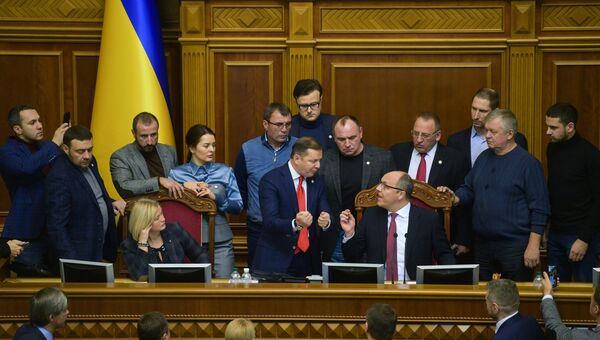 Лидер Радикальной партии Олег Ляшко с однопартийцами на заседании Верховной рады Украины. 26 ноября 2018