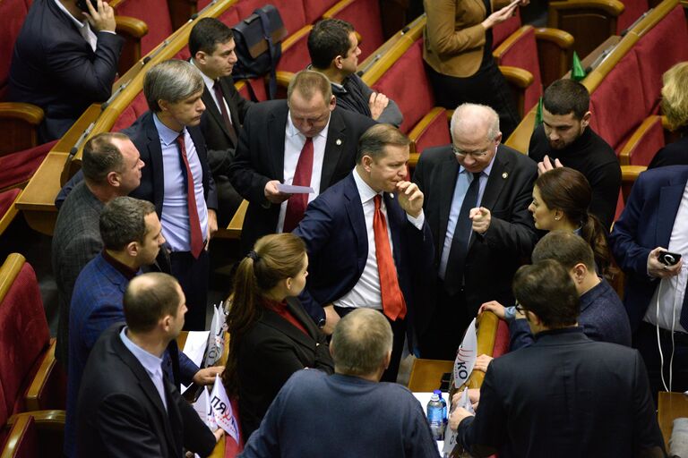 Лидер Радикальной партии Олег Ляшко с однопартийцами на заседании Верховной рады Украины. 26 ноября 2018 Лидер Радикальной партии Олег Ляшко с однопартийцами на заседании Верховной рады Украины. 26 ноября 2018