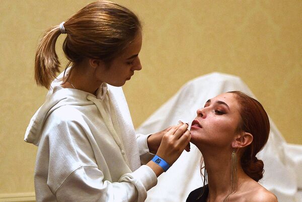 Визажист делает макияж одной из участниц перед финалом всероссийского конкурса Топ модель России 2018 в Korston Club Hotel в Москве