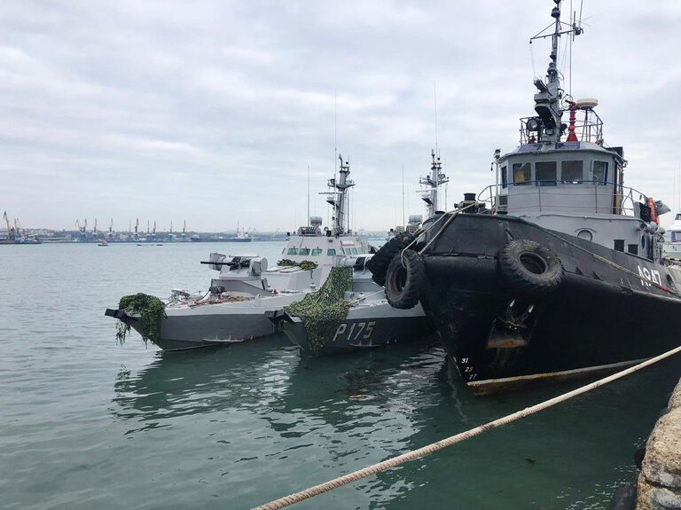Корабли ВМС Украины, задержанные пограничной службой РФ за нарушение государственной границы России, в порту Керчи