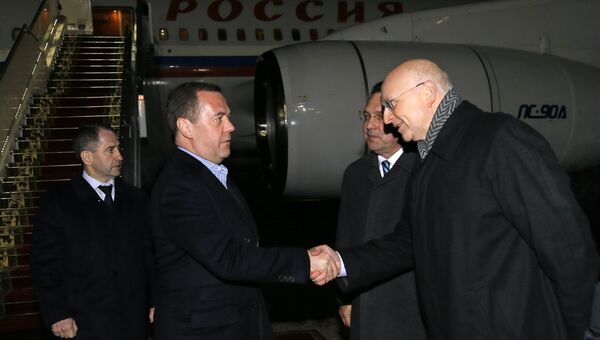 Председатель правительства РФ Дмитрий Медведев, прибывший в Минск для участия в заседании Евразийского межправительственного совета, во время встречи в аэропорту.   26 ноября 2018