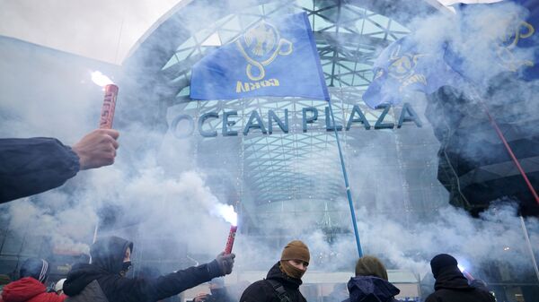 Митинг против российского бизнеса на Украине у торгового центра Ocean Plaza в Киеве