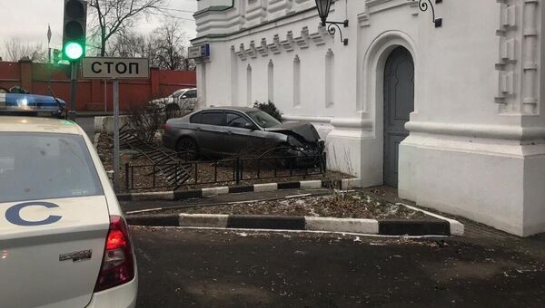 Место ДТП с участием автомобиля BMW на Шоссейной улице в Москве. 27 ноября 2018