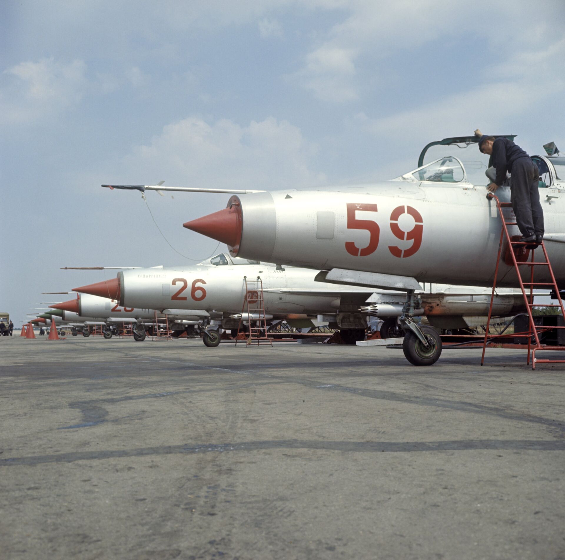 Истребители МИГ-21 на аэродроме. 1970 год - РИА Новости, 1920, 28.05.2021