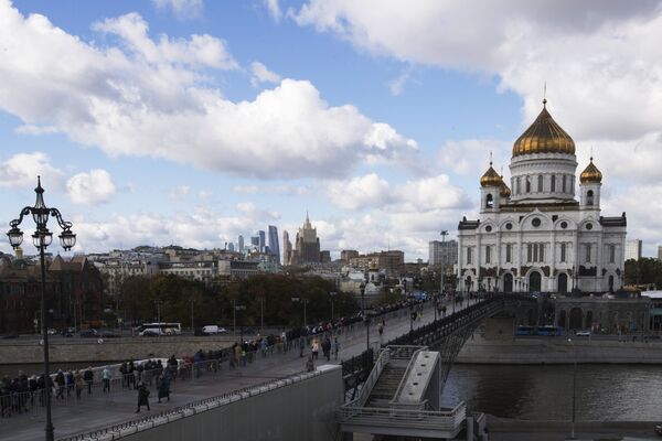 Патриарший мост к храму Христа Спасителя в Москве