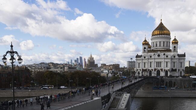 Патриарший мост к храму Христа Спасителя в Москве