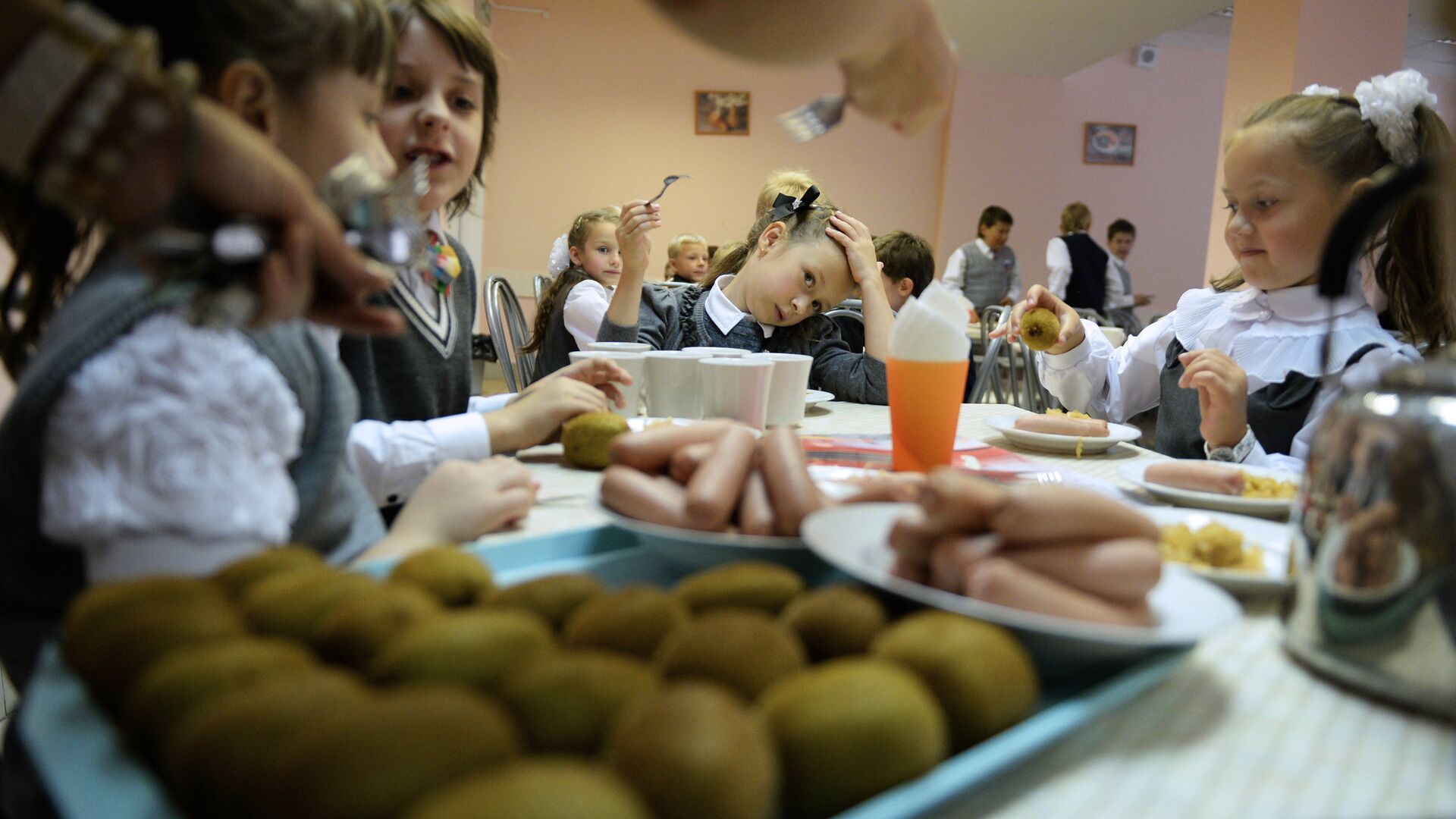 Первоклассники в столовой на обеде в одной из московских школ - РИА Новости, 1920, 19.07.2022