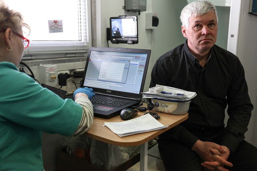 Мужчина проходит флюорографию в передвижном мобильном диагностическом комплексе. Архивное фото