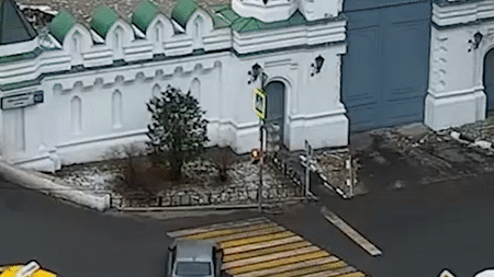 BMW врезался в забор храма Иоанна Богослова