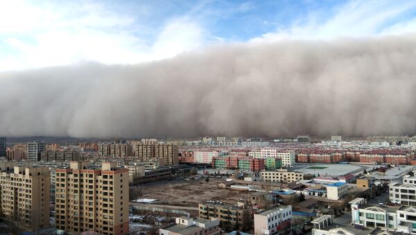 Песчаная буря в городе Чжанъе в провинции Ганьсу, Китай. Архивное фото.