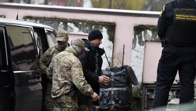 Один из моряков с кораблей ВМС Украины Бердянск, Никополь и Яны Капу доставлен в Киевский районный суд Симферополя, где будет рассмотрен вопрос об избрании меры пресечения. 27 ноября 2018