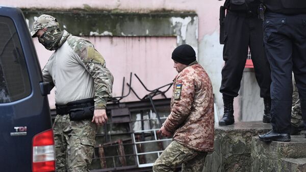 Один из задержанных моряков с корабля ВМС Украины у Киевского районного суда Симферополя