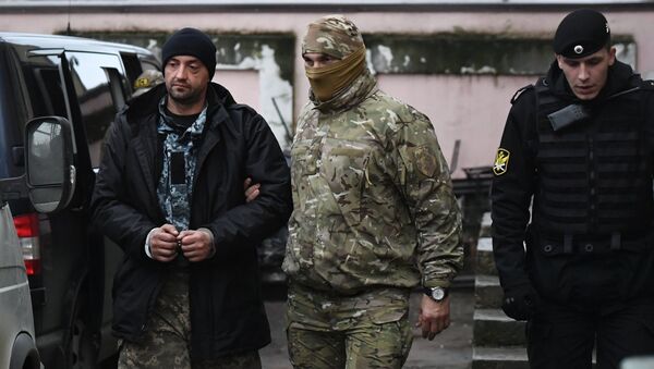 Один из задержанных моряков с корабля ВМС Украины у Киевского районного суда Симферополя. Архивное фото