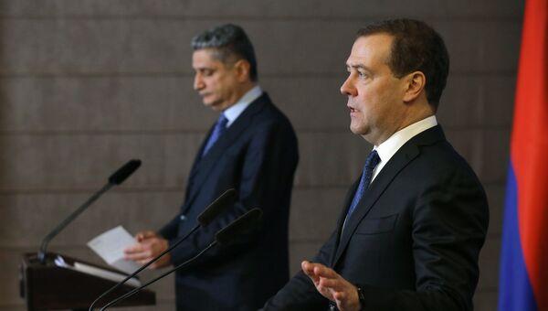 Председатель правительства РФ Дмитрий Медведе во время заявления для прессы по итогам заседания Евразийского межправительственного совета в Минске. 27 ноября 2018