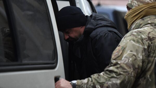 Один из задержанных моряков с корабля ВМС Украины у Киевского районного суда Симферополя