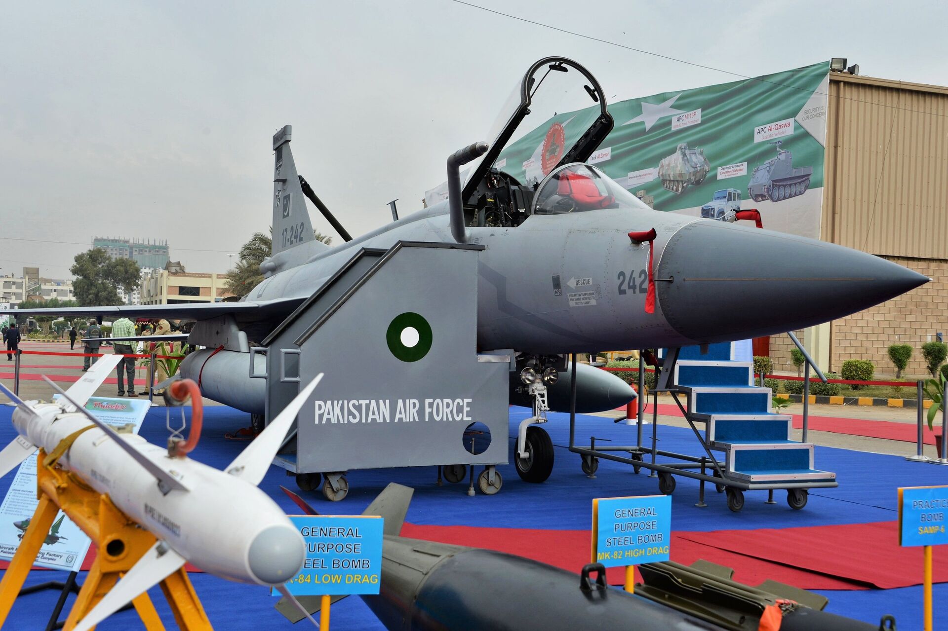 Истребитель-бомбардировщик JF-17 Thunder на десятой Международной выставке оборонной промышленности IDEAS в пакистанском городе Карачи - РИА Новости, 1920, 30.04.2025