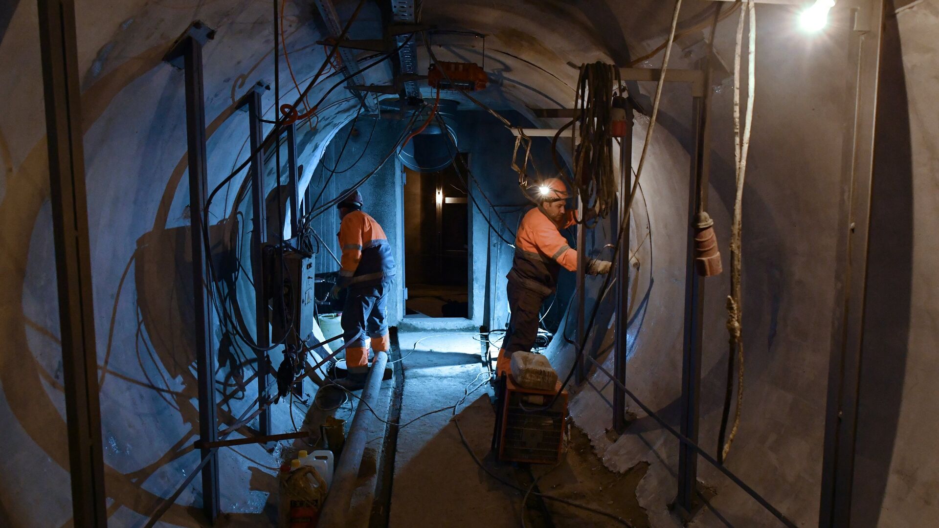 Рабочие проводят строительно-монтажные работы в тоннеле кабельного коллектора Пресня в Москве - РИА Новости, 1920, 28.11.2018