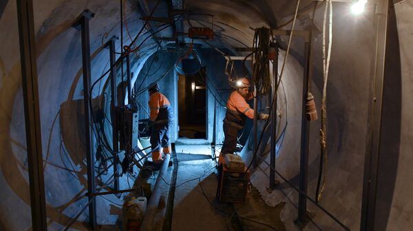 Рабочие проводят строительно-монтажные работы в тоннеле кабельного коллектора Пресня в Москве