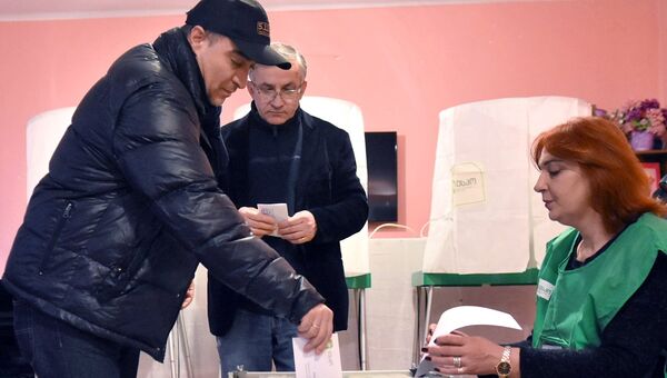 Мужчина голосует на выборах президента Грузии на одном из избирательных участков в Тбилиси. 28 ноября 2018