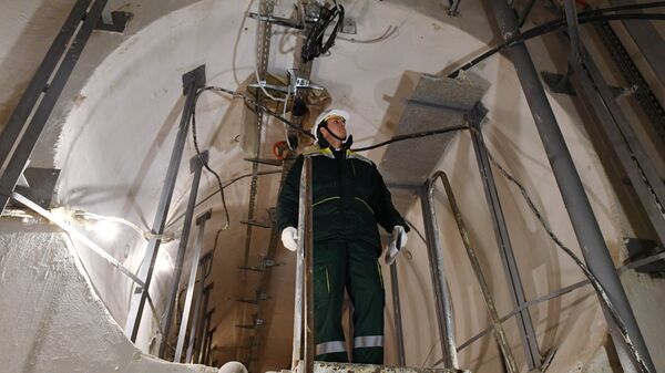 Сотрудник ГУП Москоллектор в тоннеле кабельного коллектора