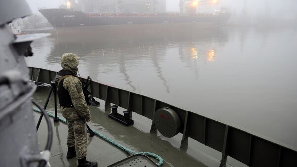 Украинский военный на борту судна Донбасс в Азовском море. Архивное фото